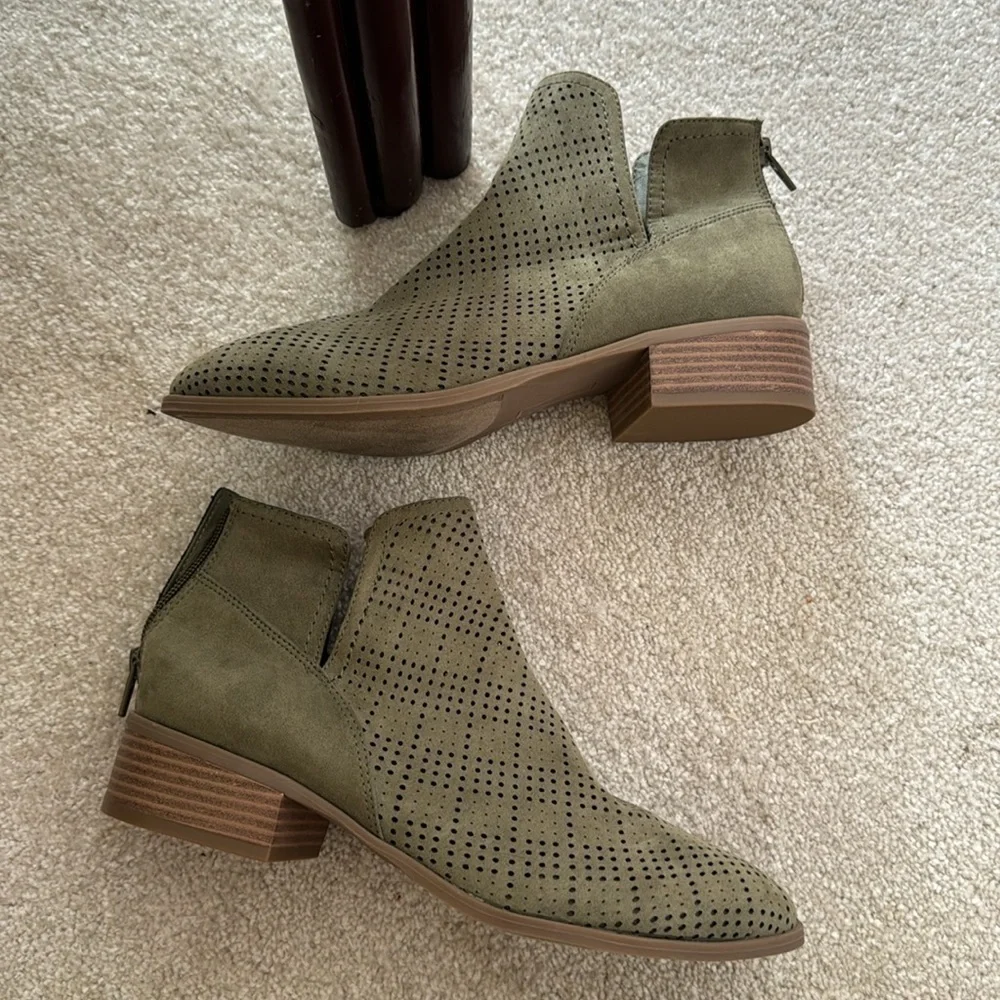 Francesca’s olive green booties size 8 1/2m